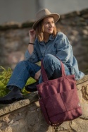 Aktywna kobieta niesie bordową torbę shopper MAXI, stylizacja casual do pracy